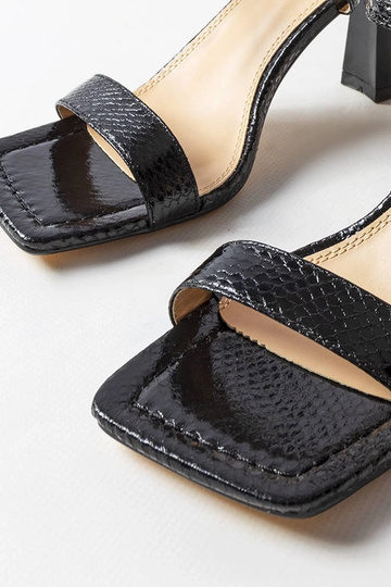 Sandali neri con tacco alto... 2