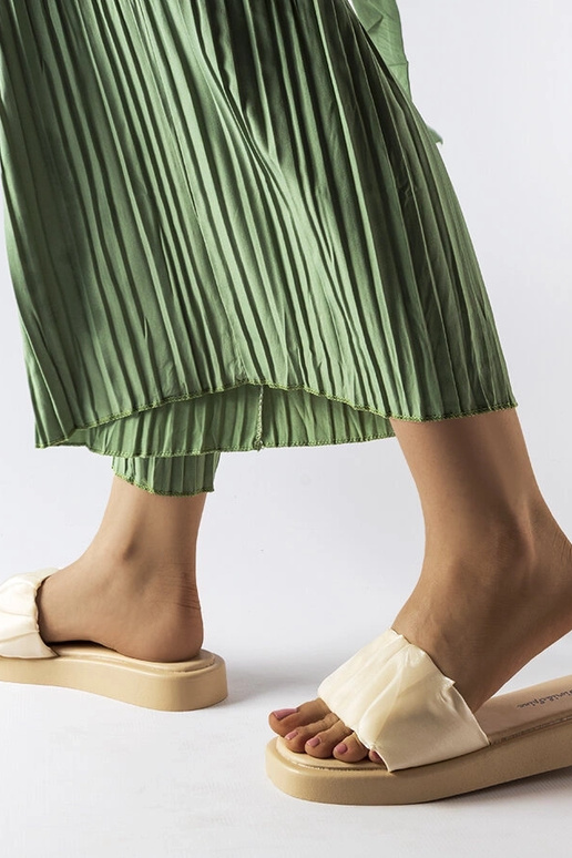 Ciabatte beige decorate con volant...