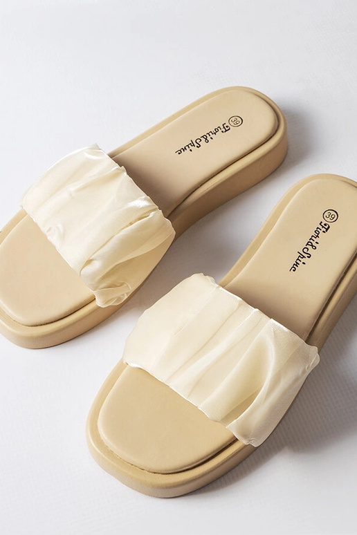 Ciabatte beige decorate con volant...