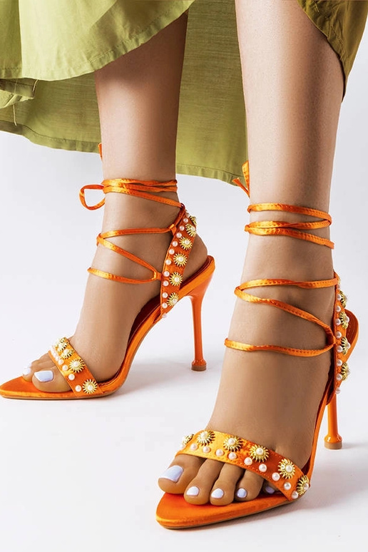 Sandali arancioni decorati con perle...