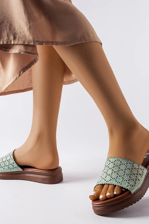 Infradito traforate verdi con zirconi...