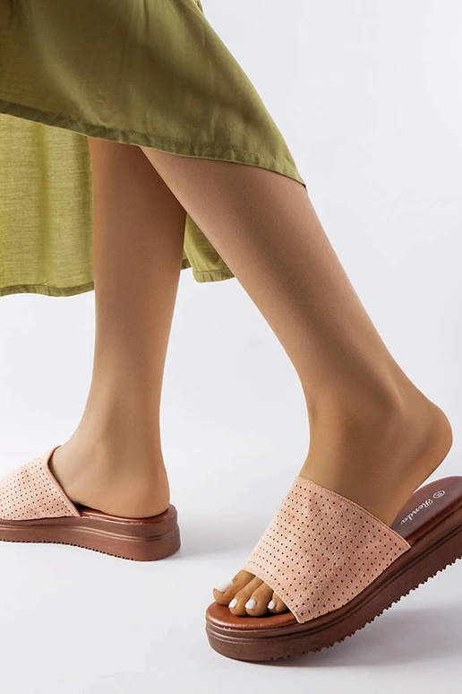 Infradito rosa con tomaia traforata... Infradito rosa con tomaia traforata...