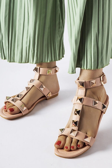 Sandali con borchie rosa...