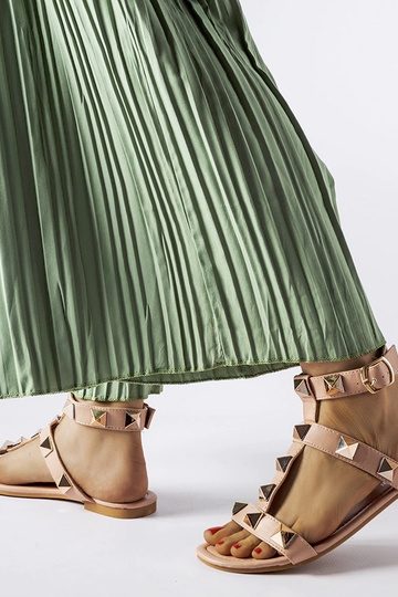 Sandali con borchie rosa... 2