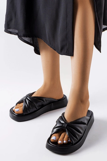 Infradito nere con zeppa...