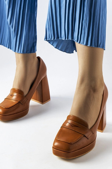 Sandali marroni con tacco...