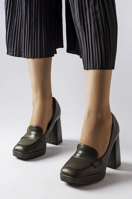 Décolleté verde scuro con tacco alto...