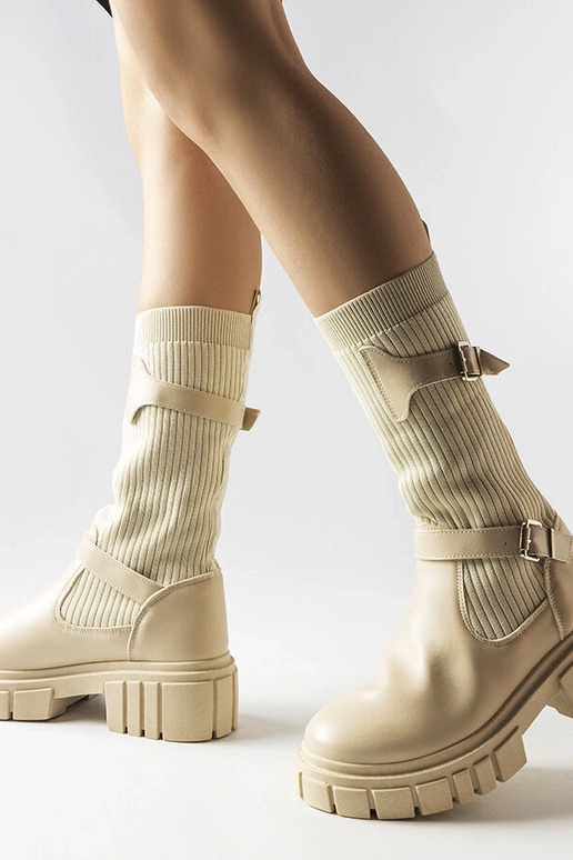 Stivali beige eleganti con gambale...