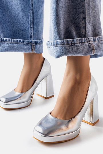 Décolleté con tacco alto... 2