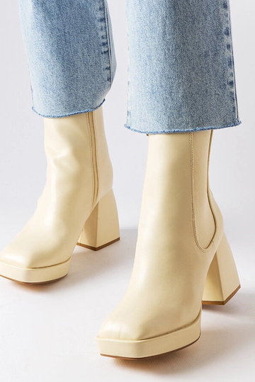 Stivali color sabbia su...