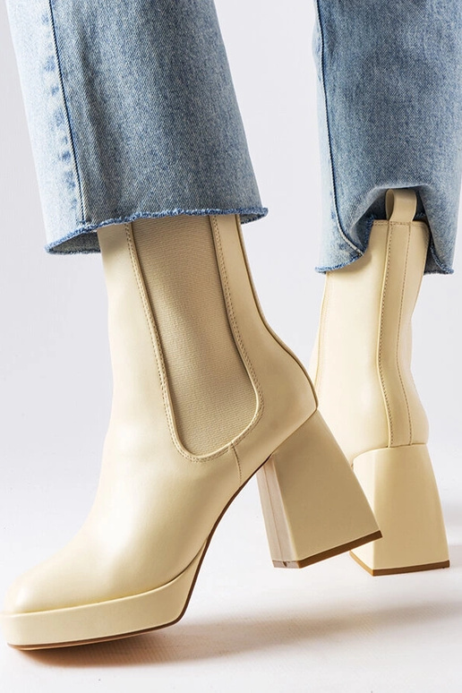 Stivali color sabbia su tacco...