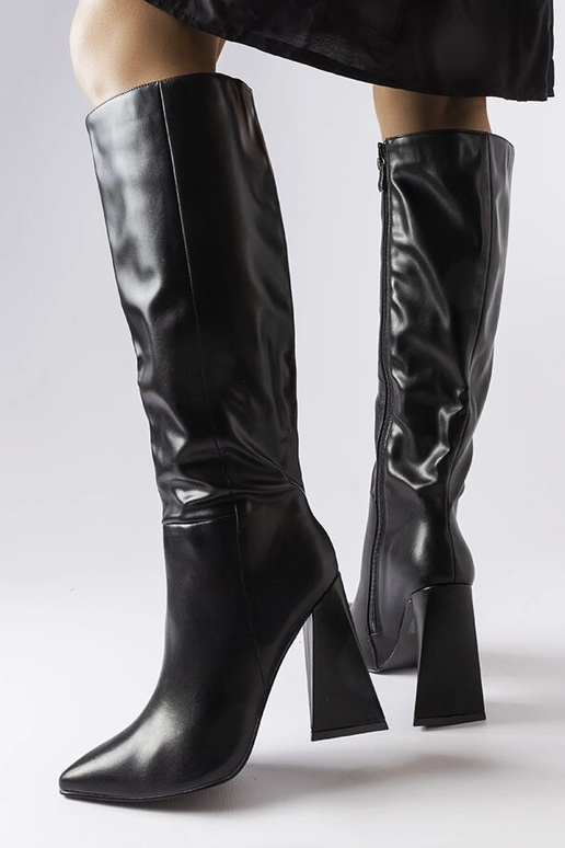 Stivali neri alti con tacco, "Medicina"