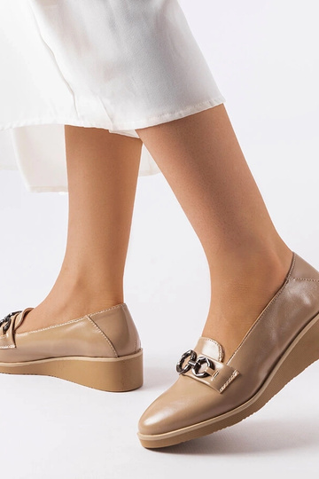 Mocassini con zeppa in vernice beige Erin 2