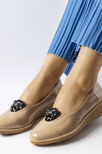 Ballerine in vernice beige con decoro Mellori