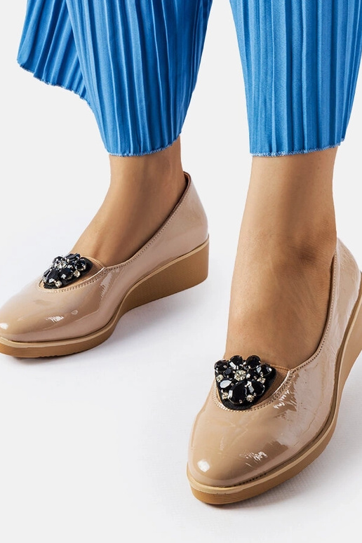 Ballerine in vernice beige con decoro... Ballerine in vernice beige con decoro...