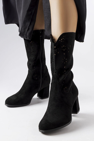 Stivaletti neri traforati...