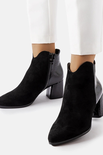 Stivali neri isolati in...