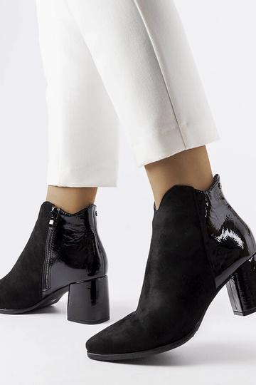 Stivali neri isolati in... 2