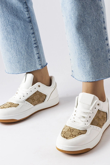 Sneakers bianche decorate con il monogramma di Isidora