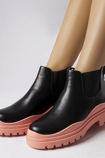 Stivaletti neri su una...