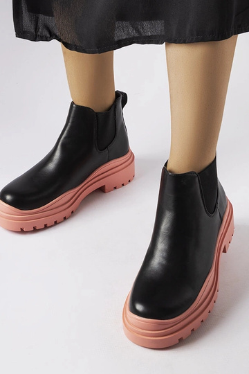 Stivaletti neri su una... 2