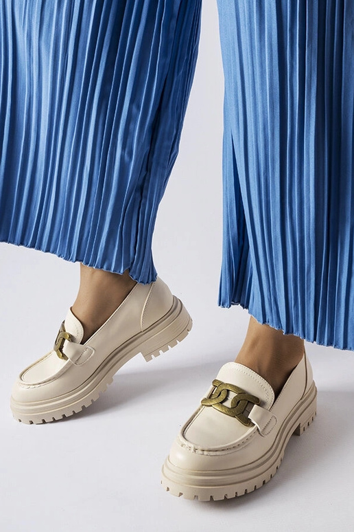 Mocassini beige decorati con fibbia...