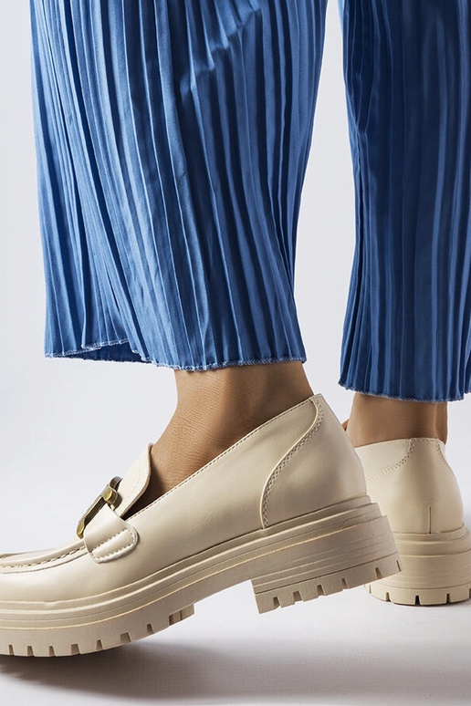 Mocassini beige decorati con fibbia...