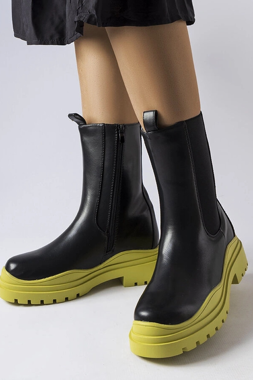 Stivaletti neri con suola colorata...