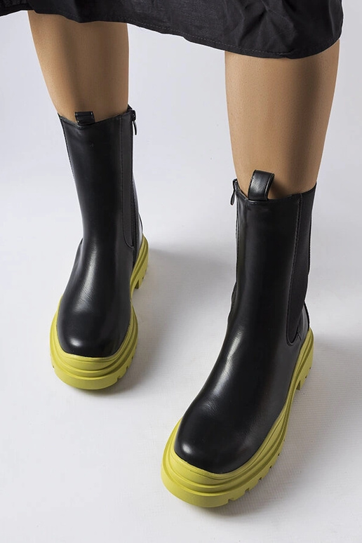 Stivaletti neri con suola colorata...