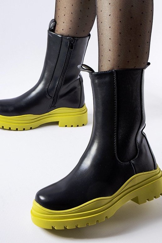 Stivaletti neri con suola colorata...