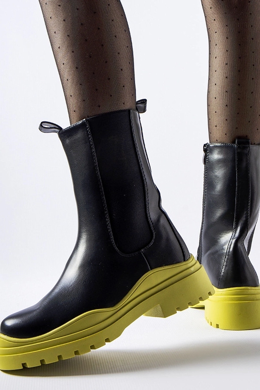 Stivaletti neri con suola colorata...