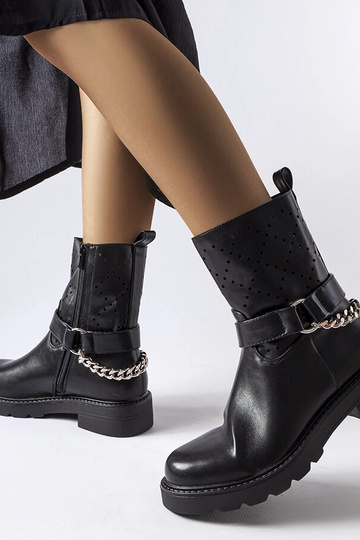 Stivaletti neri traforati...