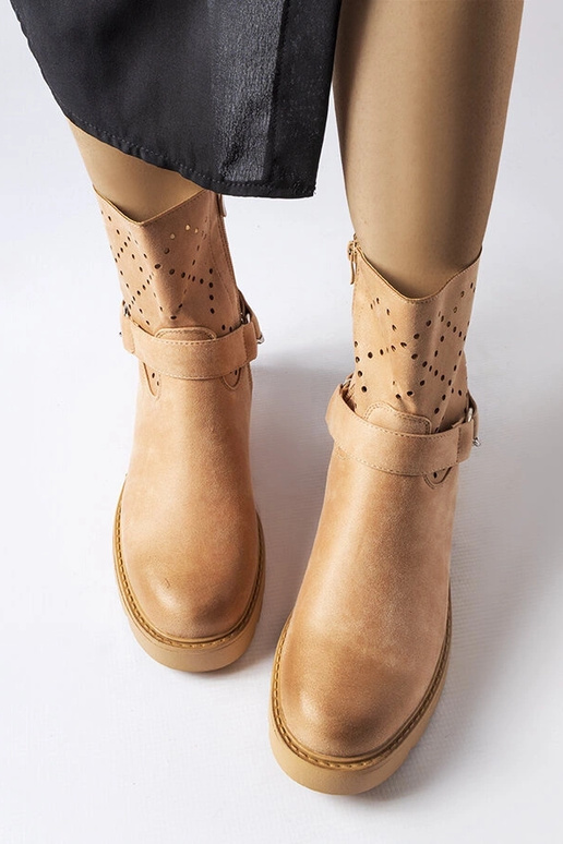 Stivaletti beige traforati con catena...