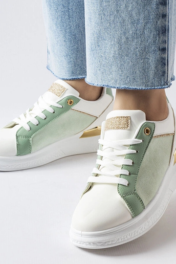 Scarpe bianche e verdi con...