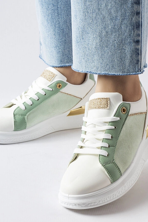 Scarpe bianche e verdi con accenti...