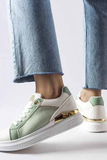 Scarpe bianche e verdi con... 2