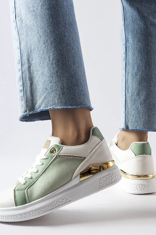 Scarpe bianche e verdi con accenti...