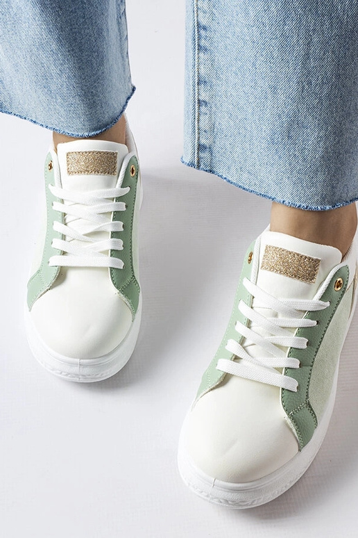 Scarpe bianche e verdi con accenti...