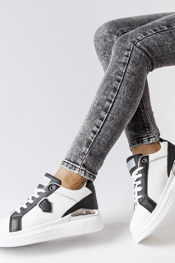 Sneakers nere e bianche con accenti argentati Via 2