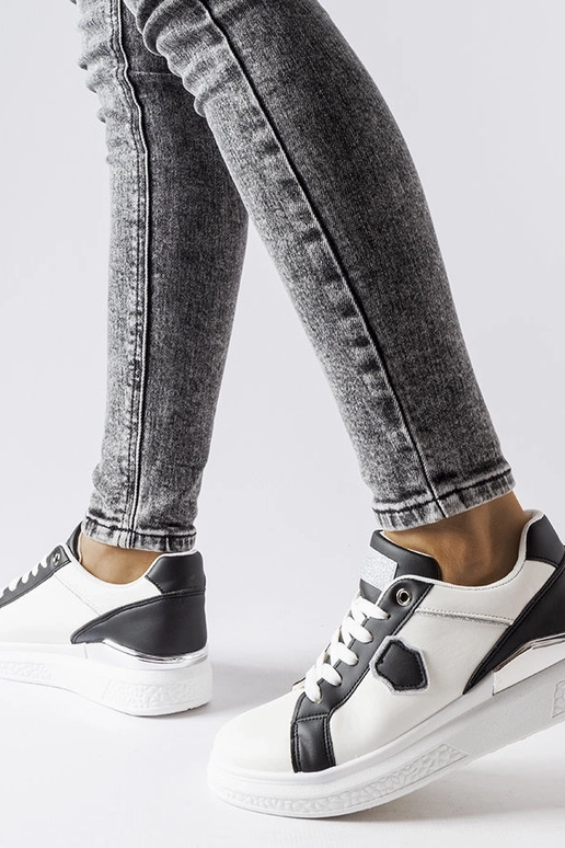 Sneakers nere e bianche con accenti...