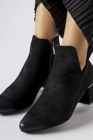 Anfibi neri con tacco... 2