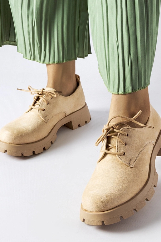 Stivaletti beige con suola massiccia...