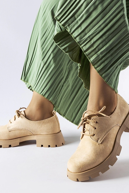 Stivaletti beige con suola massiccia...