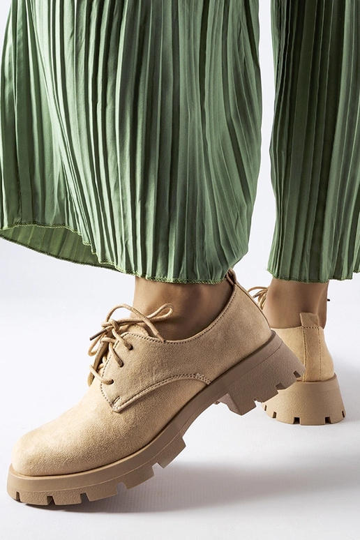 Stivaletti beige con suola massiccia...