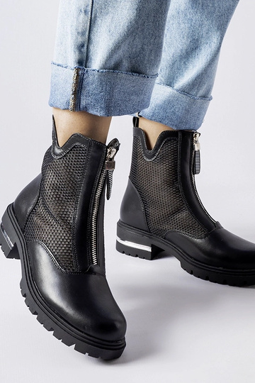 Stivaletti neri traforati...