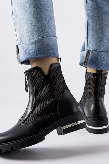 Stivaletti neri traforati... 2