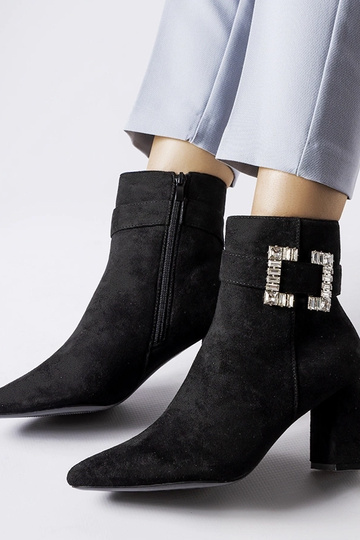 Stivaletti neri con tacco e... 2