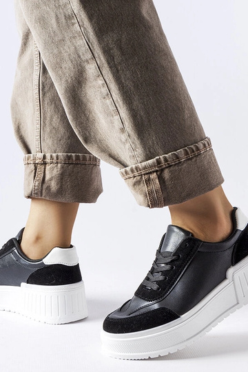 Sneakers nere su una piattaforma spessa Seluci