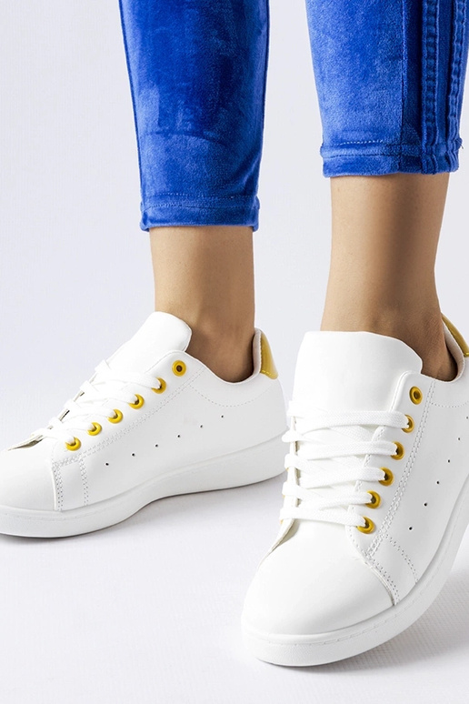 Sneakers bianche con accenti gialli...