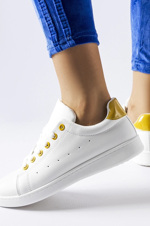 Sneakers bianche con accenti gialli...